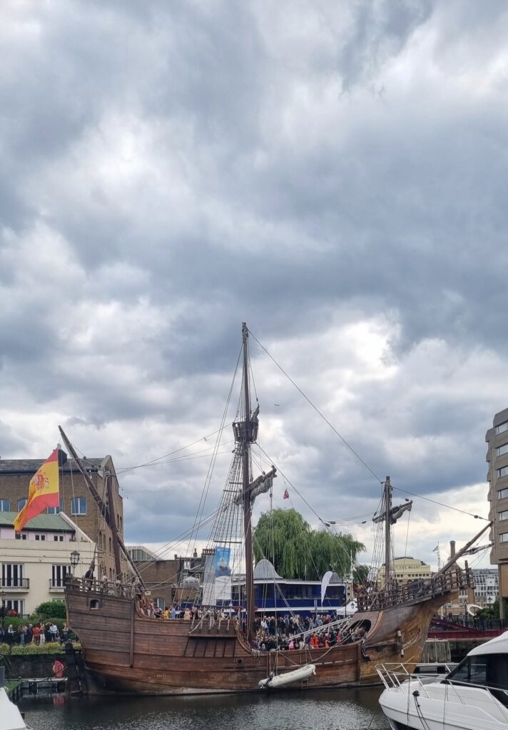 Barco Saint Katherine's Dock, London.